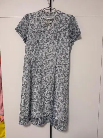 블루 계열 꽃무늬 반팔 미니 원피스