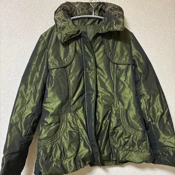 올리브 그린 자수 다운 자켓