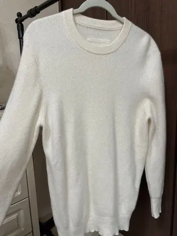 화이트 100% 울 크루넥 스웨터