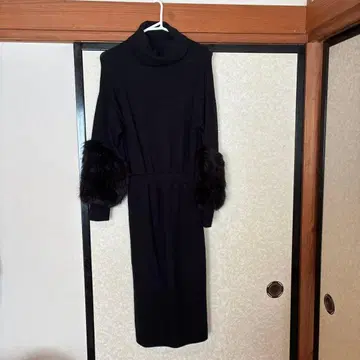 rienda 블랙 터틀넥 퍼 장식 원피스