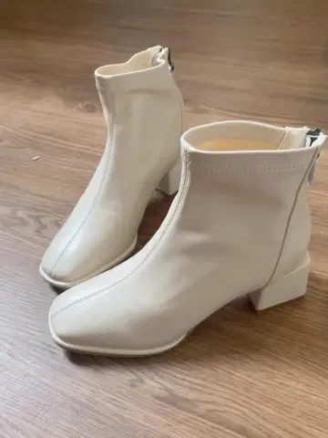 화이트 지퍼 달린 부티