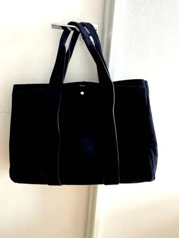 띠어리 스웨이드 핸드백 블랙