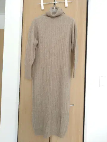 베이지 터틀넥 니트 원피스