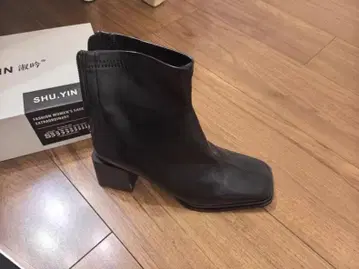 SHU.YIN 블랙 스퀘어토 부티