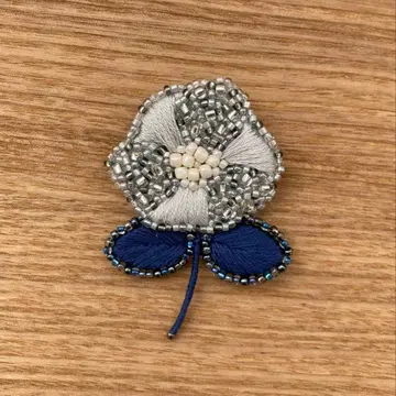 자수 브로치 흐린 하늘 반짝임