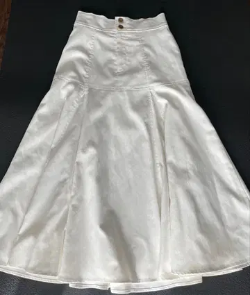 화이트 플레어 롱 스커트 버튼 캐주얼