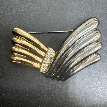 물결 디자인 메탈 브로치 스톤 포함