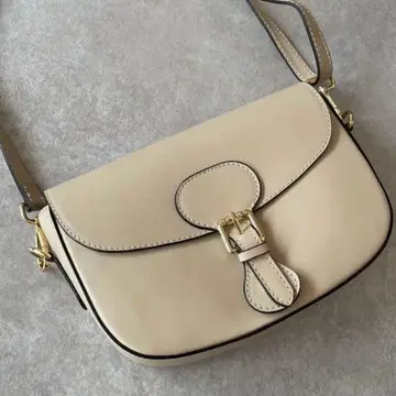 새상품급 이탈리안 카프 벨트 플랩 백 숄더백 베이지