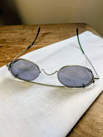 안경 연구사 클립온 그레이