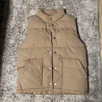 베이지 슬리브리스 다운 베스트