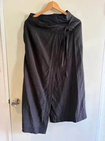 SACRA 블랙 랩스커트