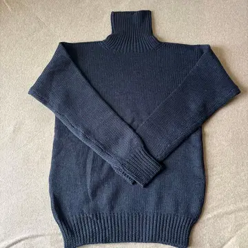다크 블루 터틀넥 스웨터