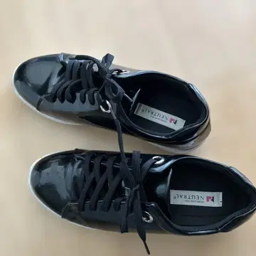 NEUTRAL 블랙 에나멜 스니커즈