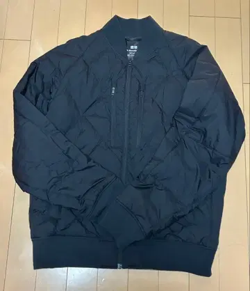 유니클로 화이트 마운티니어링 리사이클 하이브리드 다운 자켓