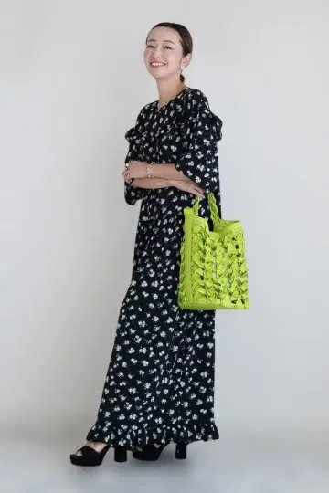 오키 아키 씨 착용 신존 FLOWER PRINT ONE PIECE