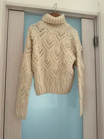 IENA 터틀넥 케이블 니트 스웨터
