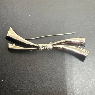 실버 리본 브로치