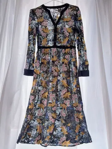 그레이스 콘티넨탈 플라워 라인 자수 원피스