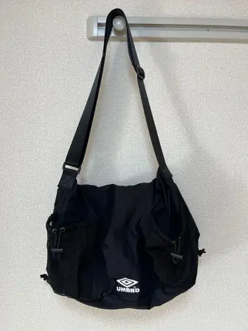 UMBRO 블랙 나일론 숄더백 메쉬 포켓 부착