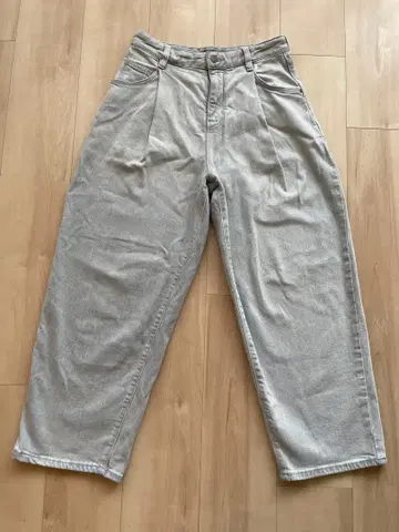 유니클로 콩트와르 데코토니에 턱 테이퍼드 청바지