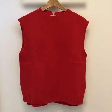 빨간색 슬리브리스 니트 베스트