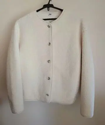 크림색 플리스 자켓 버튼 포함