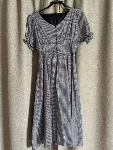 그레이와 화이트 스트라이프 반팔 원피스