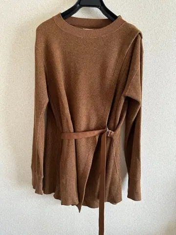 unfil 벨트 포함 브라운 롱 슬리브 니트
