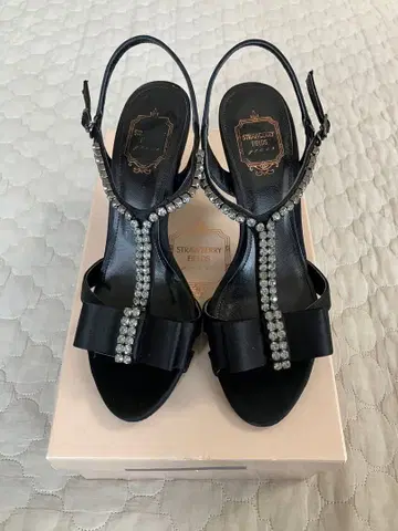 [ 새상품급 ] STRAWBERRY FIELDS 블랙 비쥬 샌들