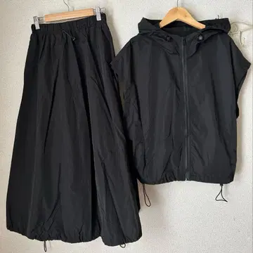 후드 부착 지퍼 베스트 벌룬 스커트 블랙 셋업 카라바사205