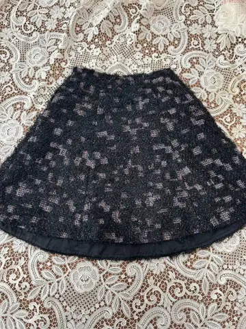 체스티 블랙 컬러 트위드 라메 스커트