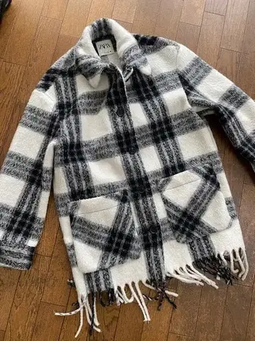ZARA 체크 무늬 코트