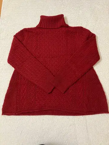 보르도 터틀넥 케이블 니트 스웨터