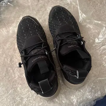 Reebok 블랙 메쉬 스니커즈