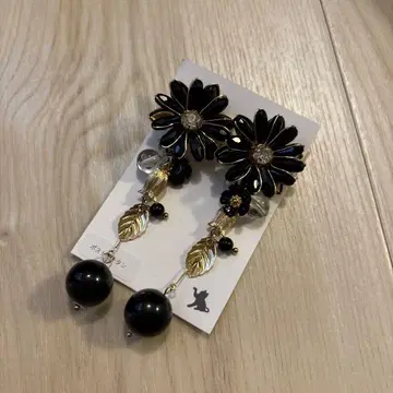 블랙 꽃 모티브 귀걸이