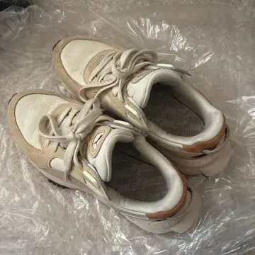 Puma 로우컷 스니커즈 화이트/베이지