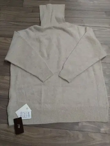 베이지 하이넥 스웨터