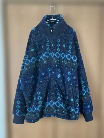 보아 자켓 네이비 계열 기하학 패턴 모노마트