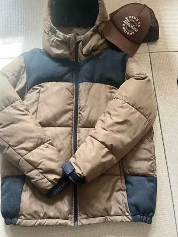 후드 부착 다운 자켓 베이지/네이비