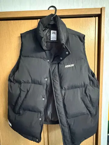 VISION 블랙 다운 베스트