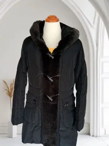 후드 부착 블랙 다운 자켓