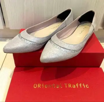 오리엔탈 트래픽 플랫 펌프스