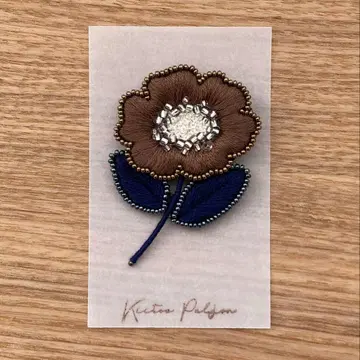 자수 브로치 브라운과 네이비 플라워