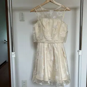 아이보리 꽃무늬 자수 슬리브리스 드레스