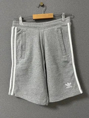 adidas 그레이 숏팬츠 사이드 스트라이프