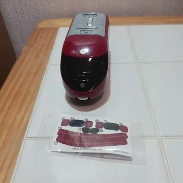 프라레일 빨검 기관차와 블루 화이트 차량 세트