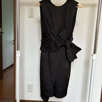 허리 리본 포함 블랙 드레스