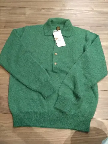 BATONER 그린 컬러 버튼 폴로넥 니트 스웨터