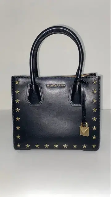 스타 스터드가 달린 네이비 핸드백