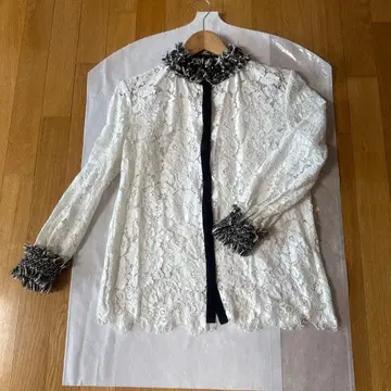 아도니시스 트위드와 레이스 블라우스